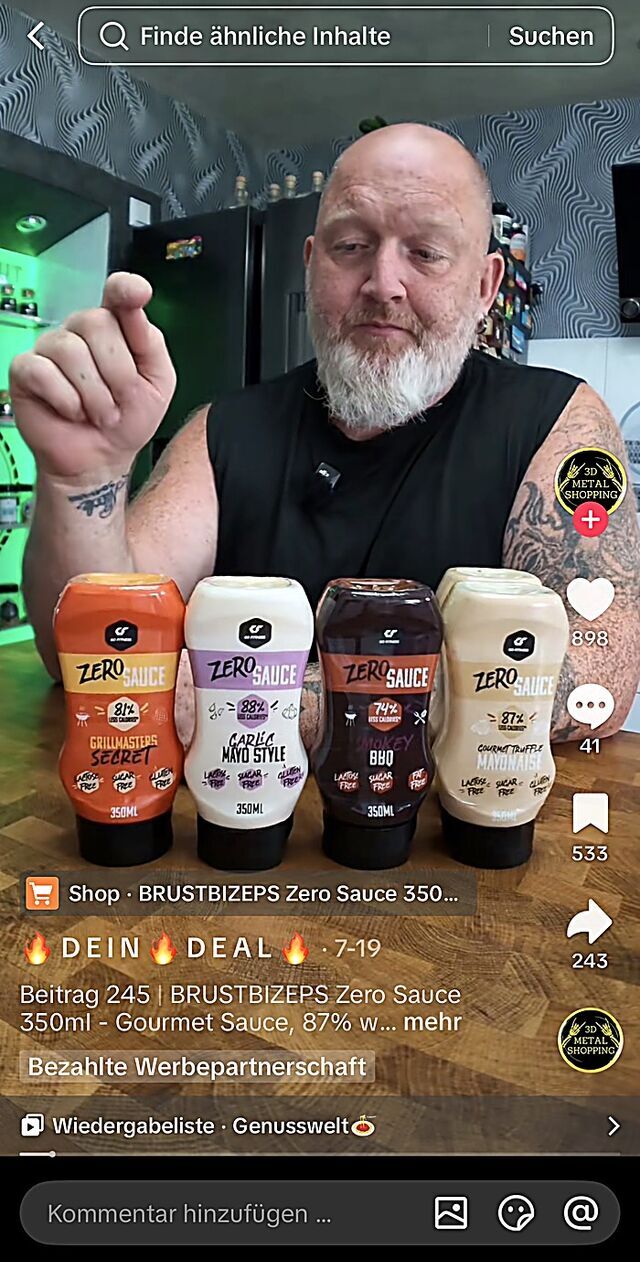 Creator hält vier Saucenflaschen in die Kamera